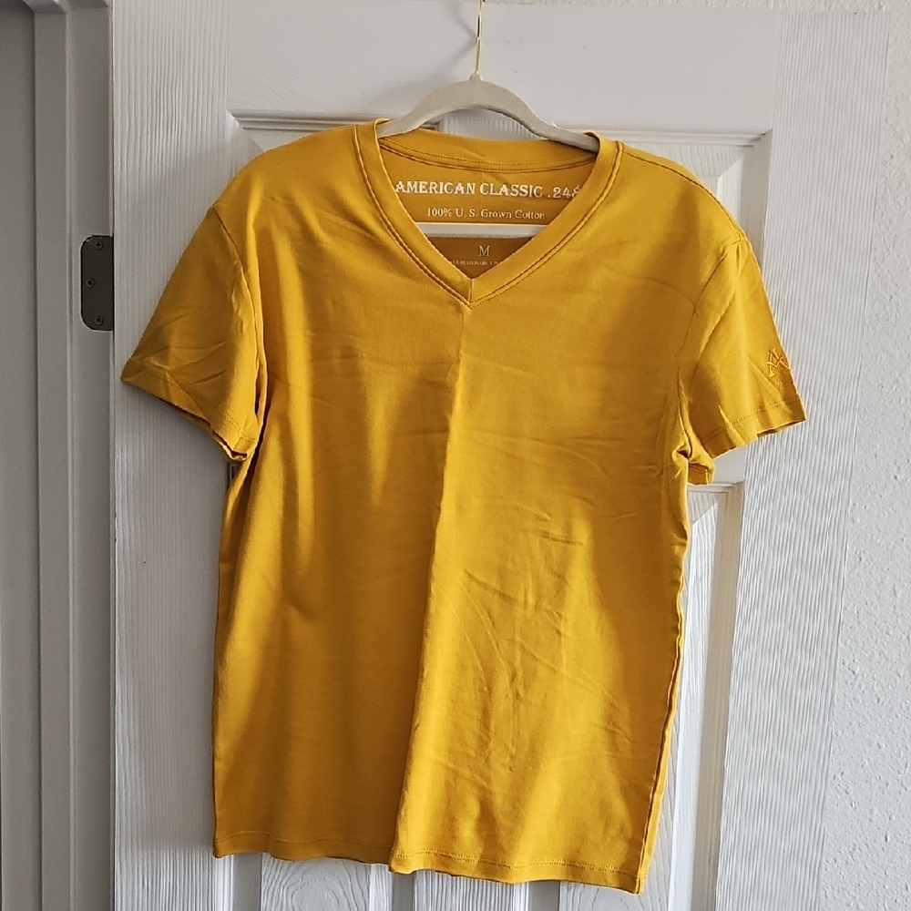 NWOT American Classic Vneck t-shirt Size M
